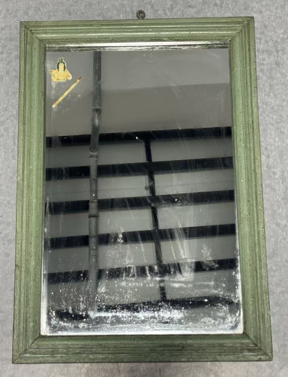绿色木框玻璃镜