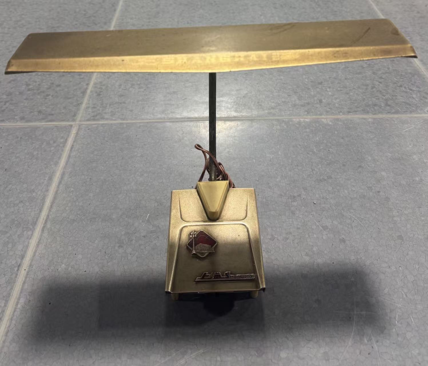 上海牌金色小台灯
