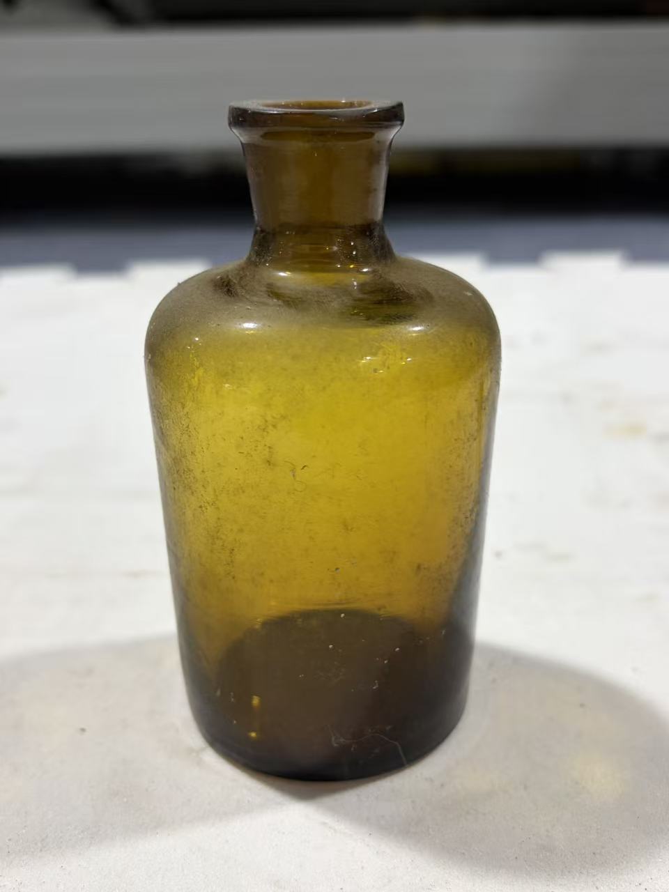 棕色玻璃滴管瓶身
