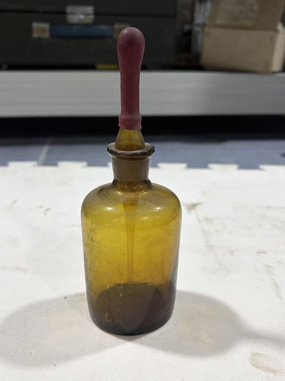 棕色玻璃滴管瓶