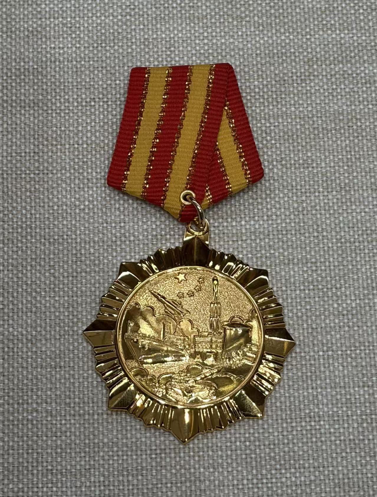 2001年级国防科工委先进工作者奖章