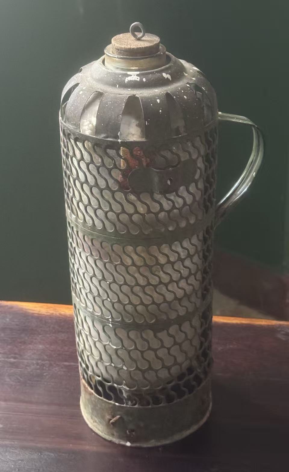 老式金属暖水瓶