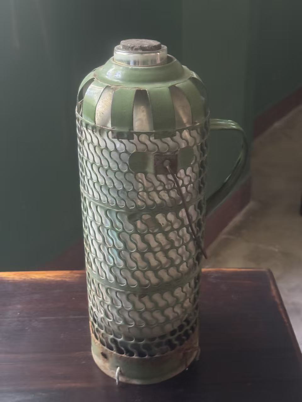 老式金属暖水瓶