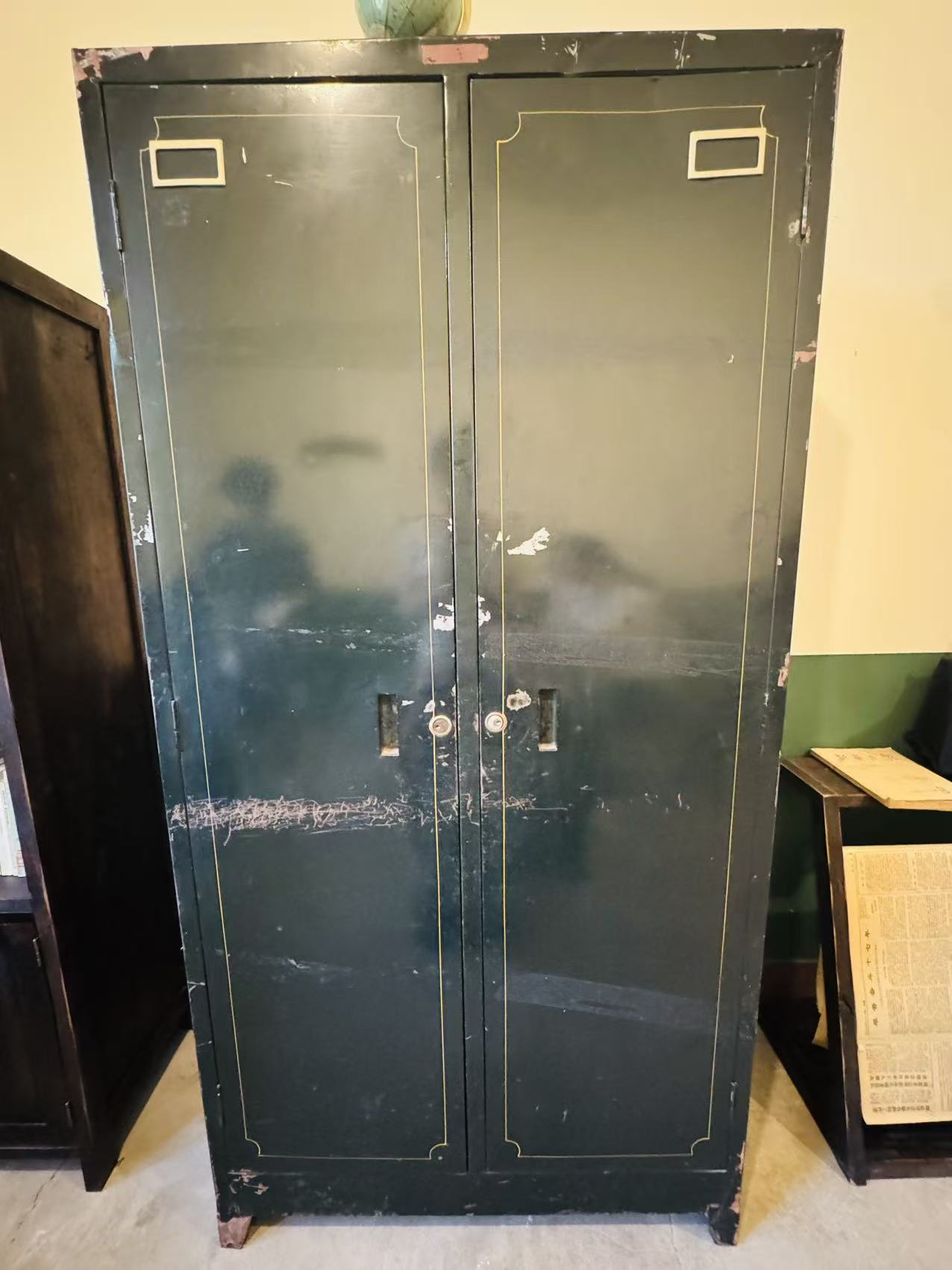 绿色双开门铁皮柜