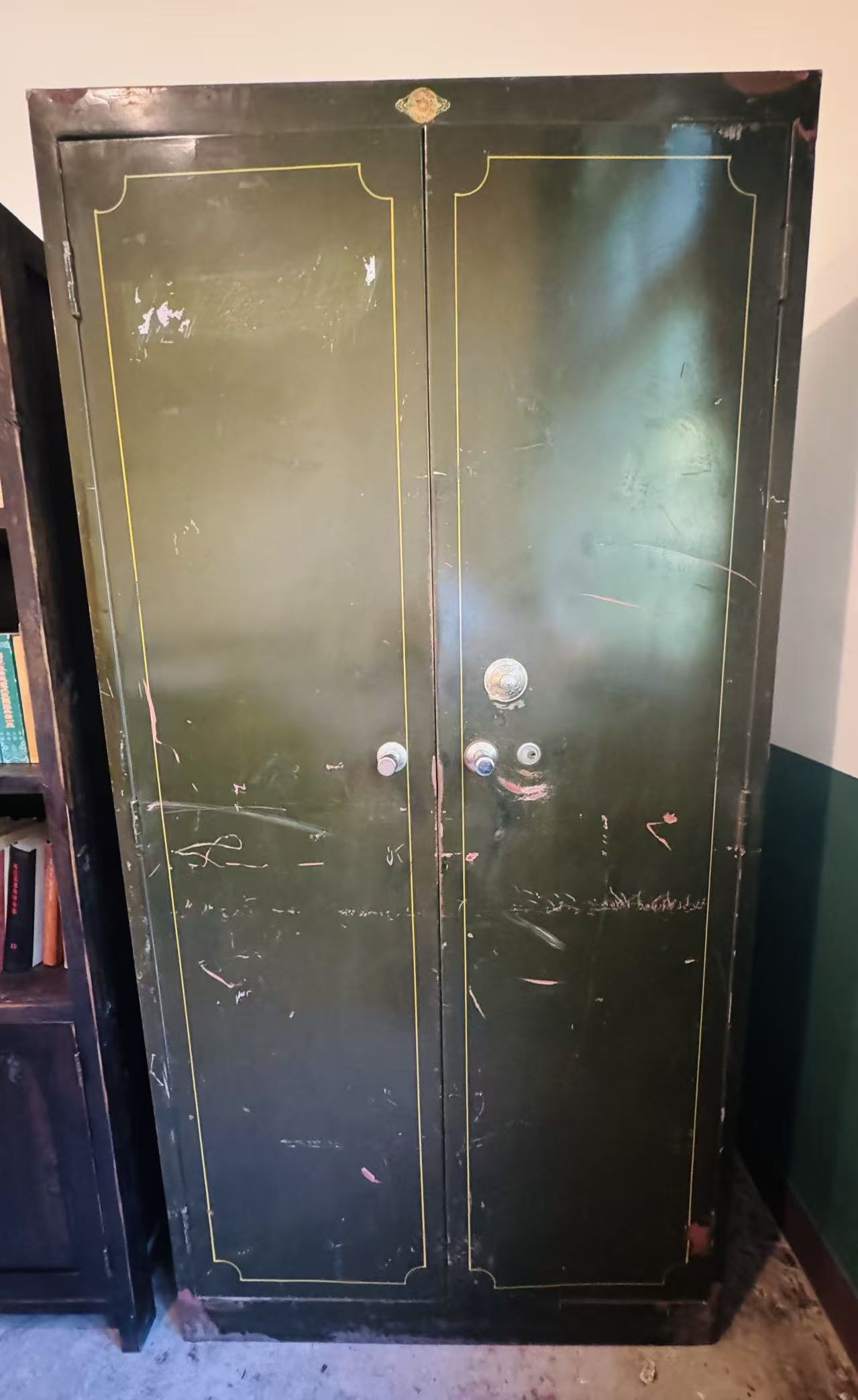 绿色双开门铁皮柜