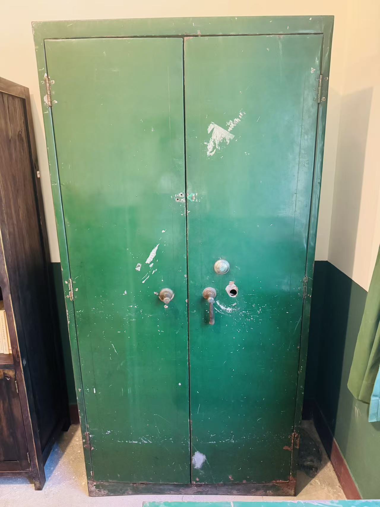 绿色双开门铁皮柜