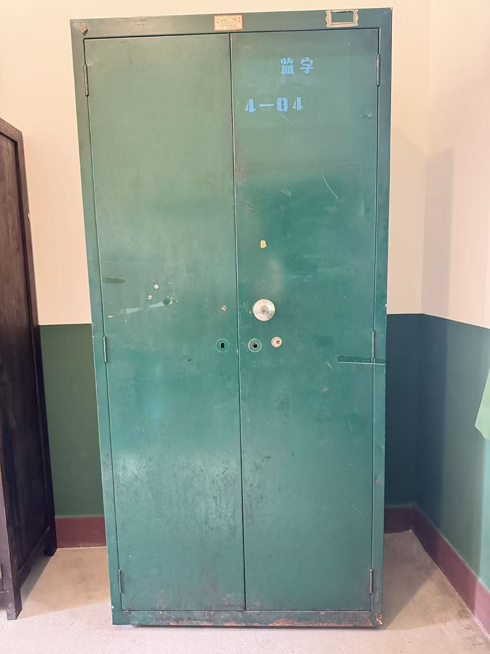 霁虹牌双开门铁皮柜