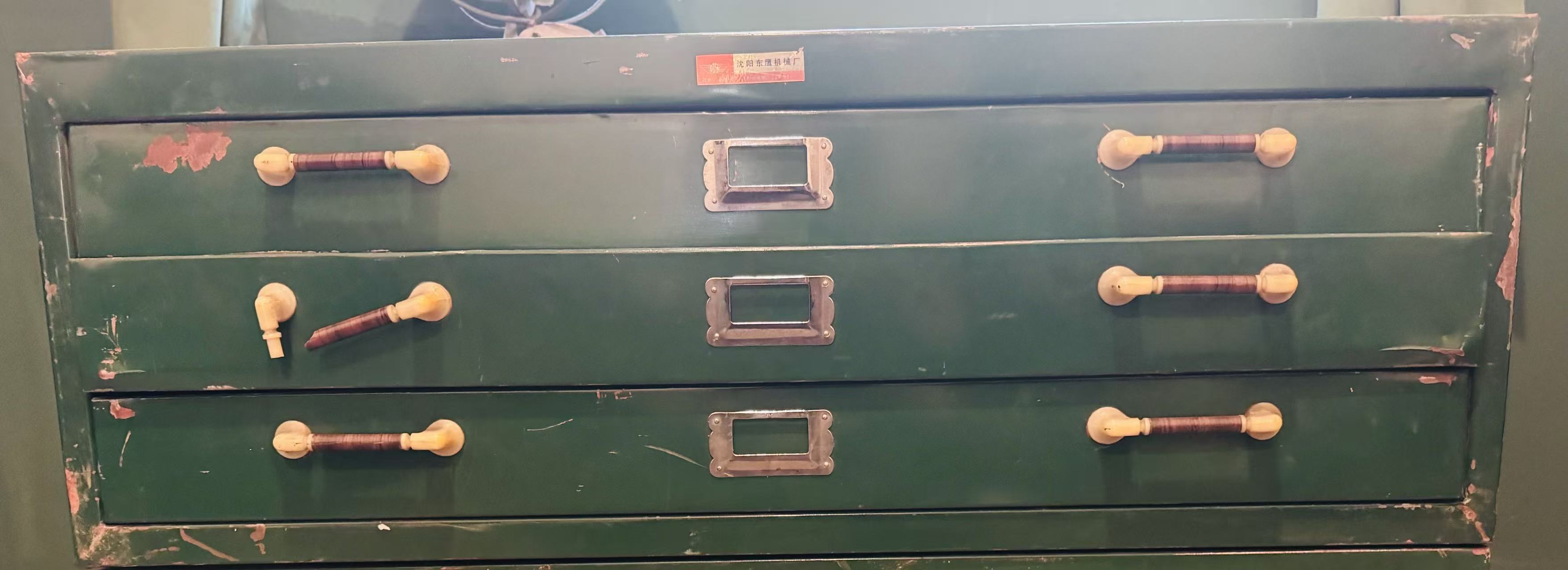 三抽屉铁皮柜
