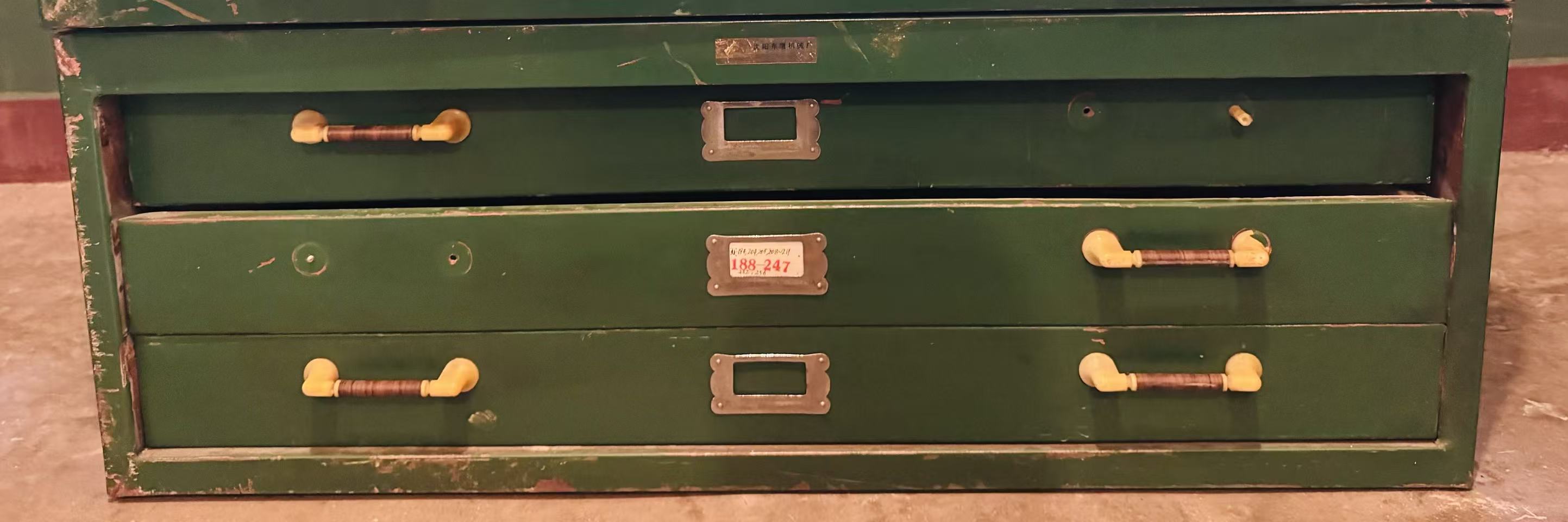 三抽屉铁皮柜