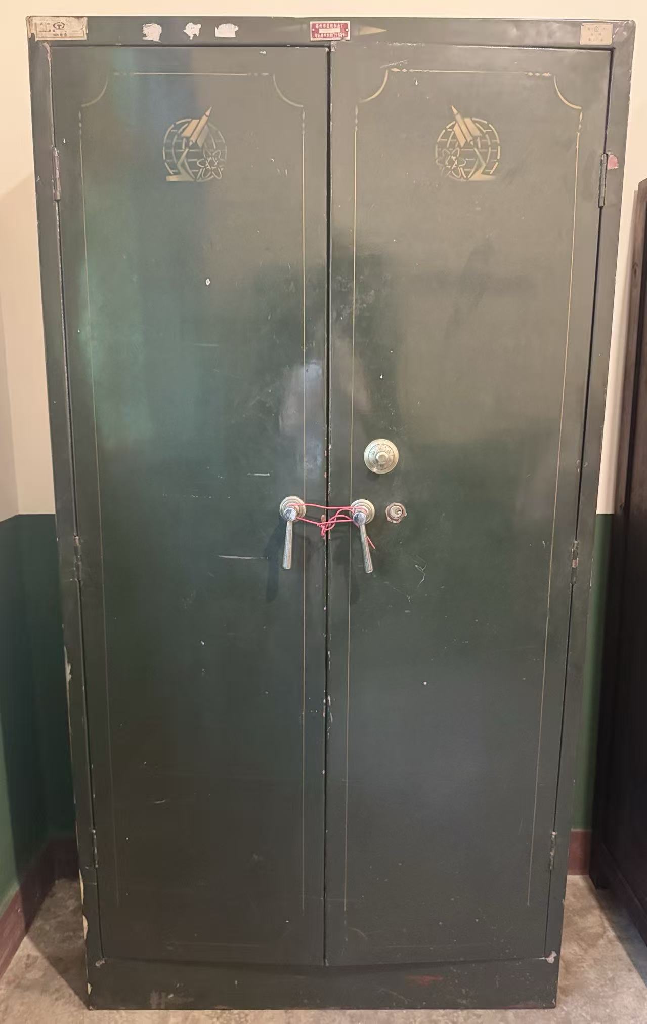双开门铁皮柜