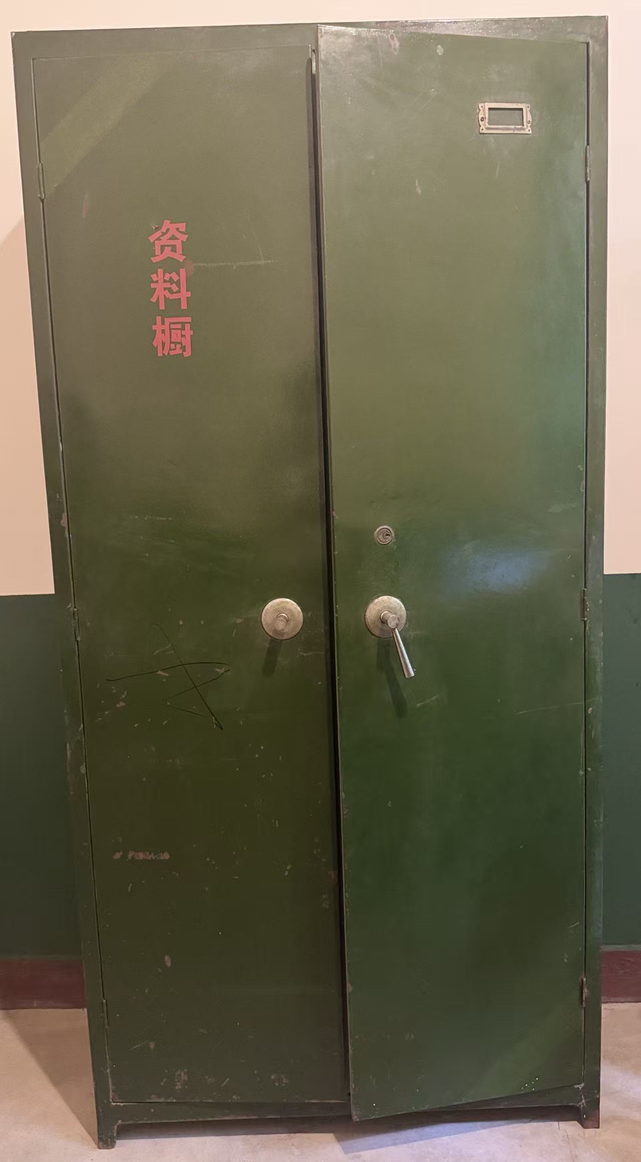 双开门铁皮柜