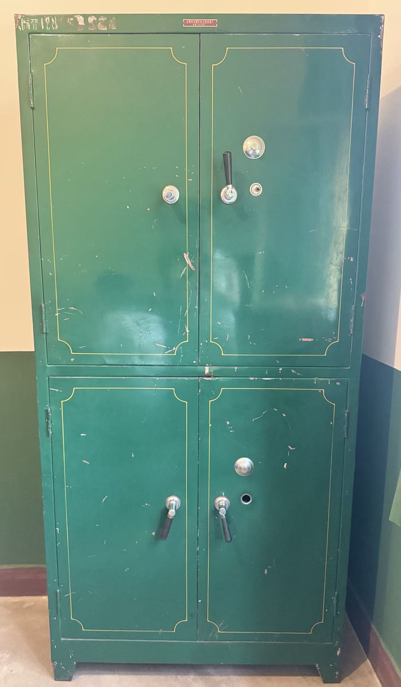 四开门铁皮柜