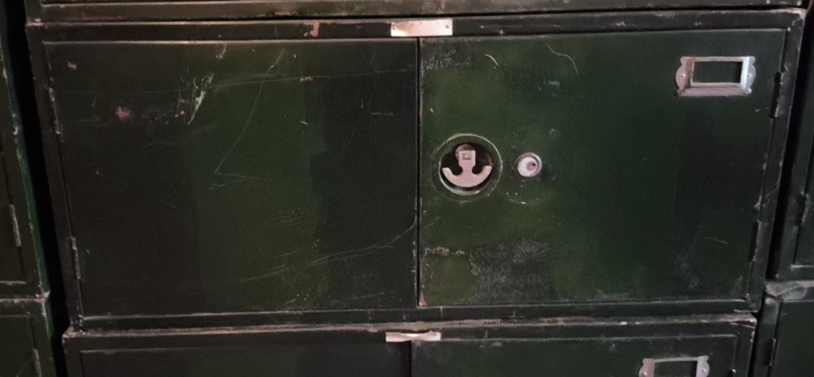 双开门小铁皮柜