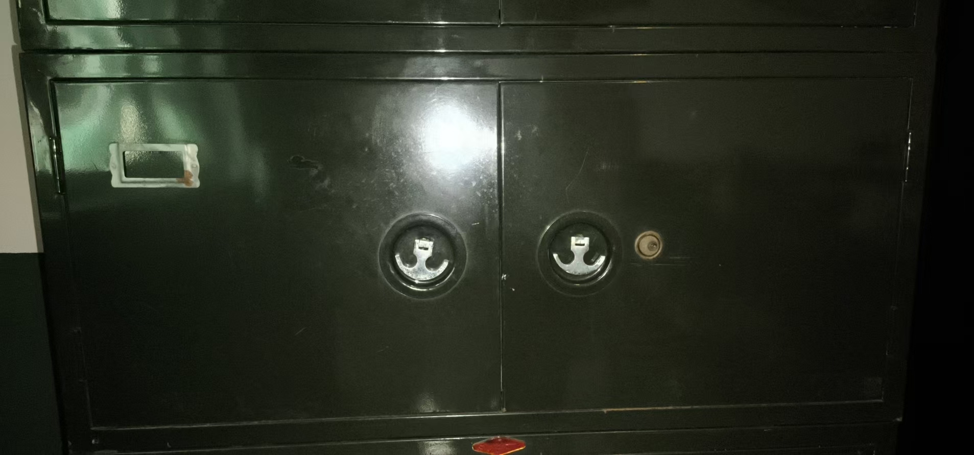双开门小铁皮柜