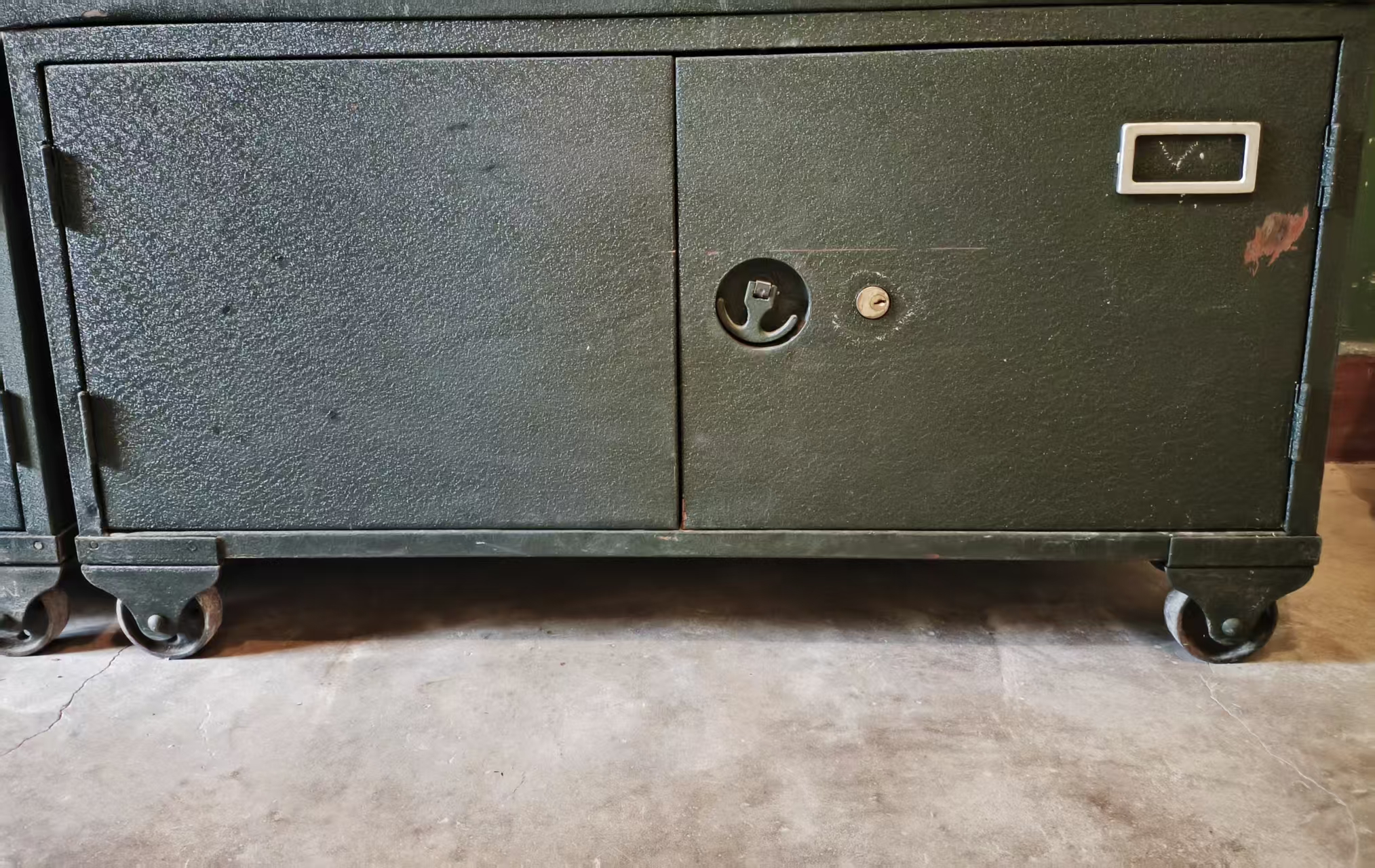 双开门小铁皮柜