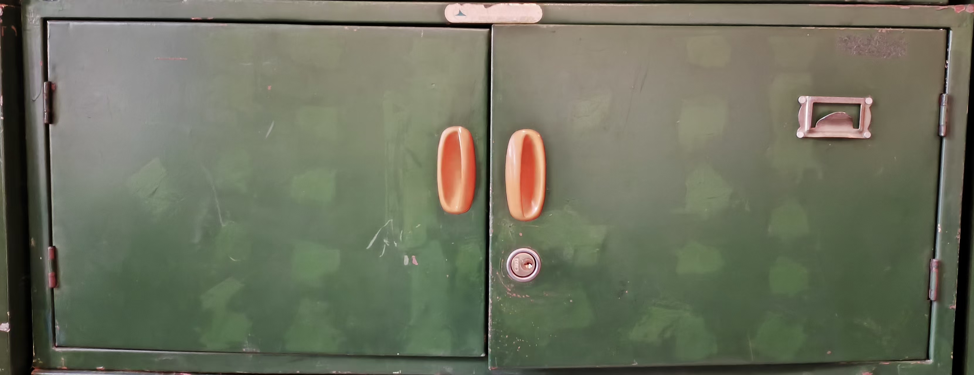 双开门小铁皮柜