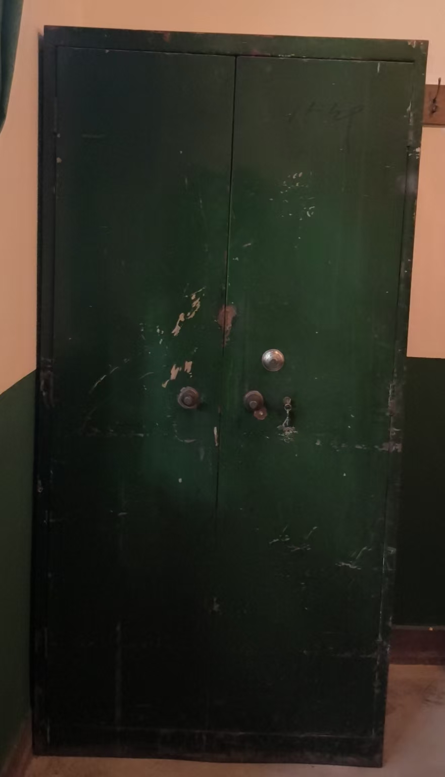 双开门铁皮柜