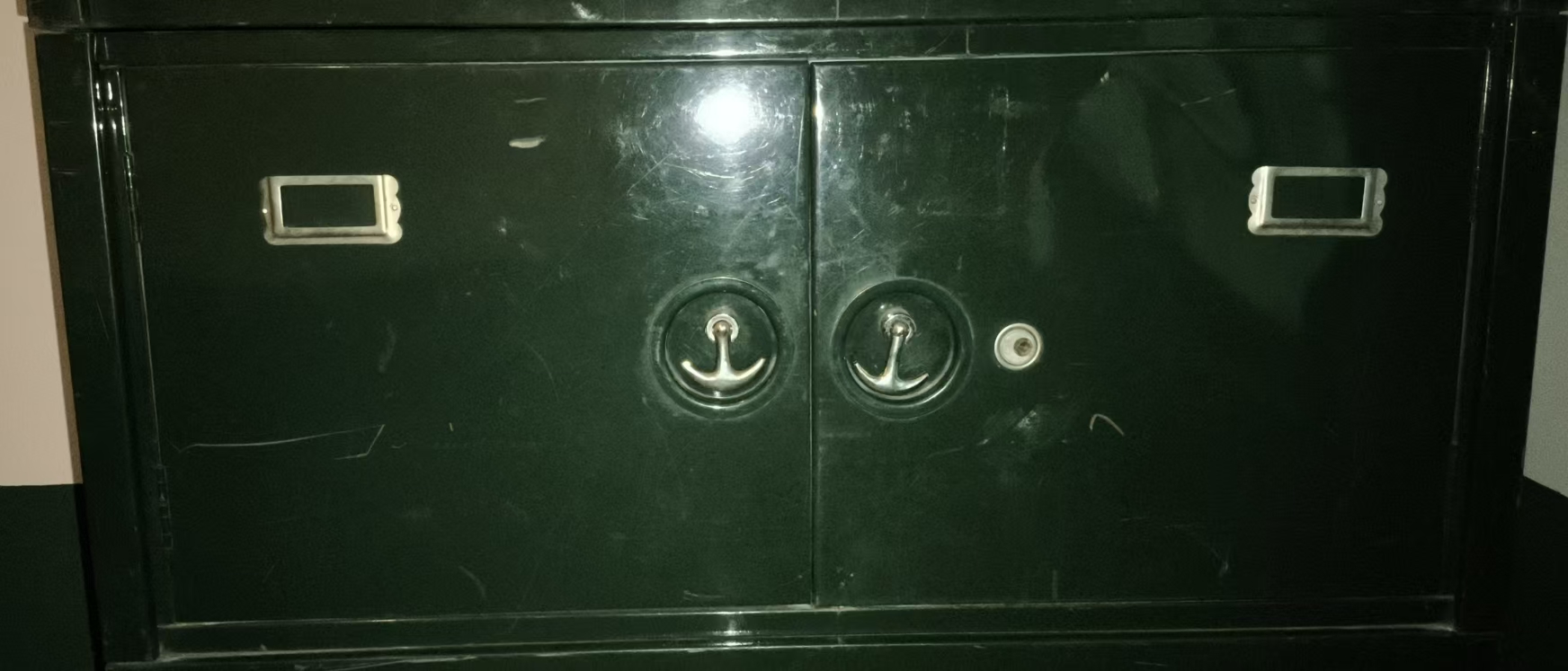 双开门铁皮柜