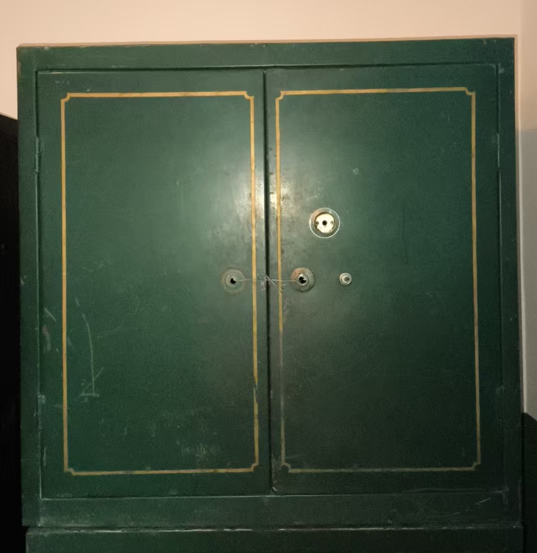双开门铁皮柜