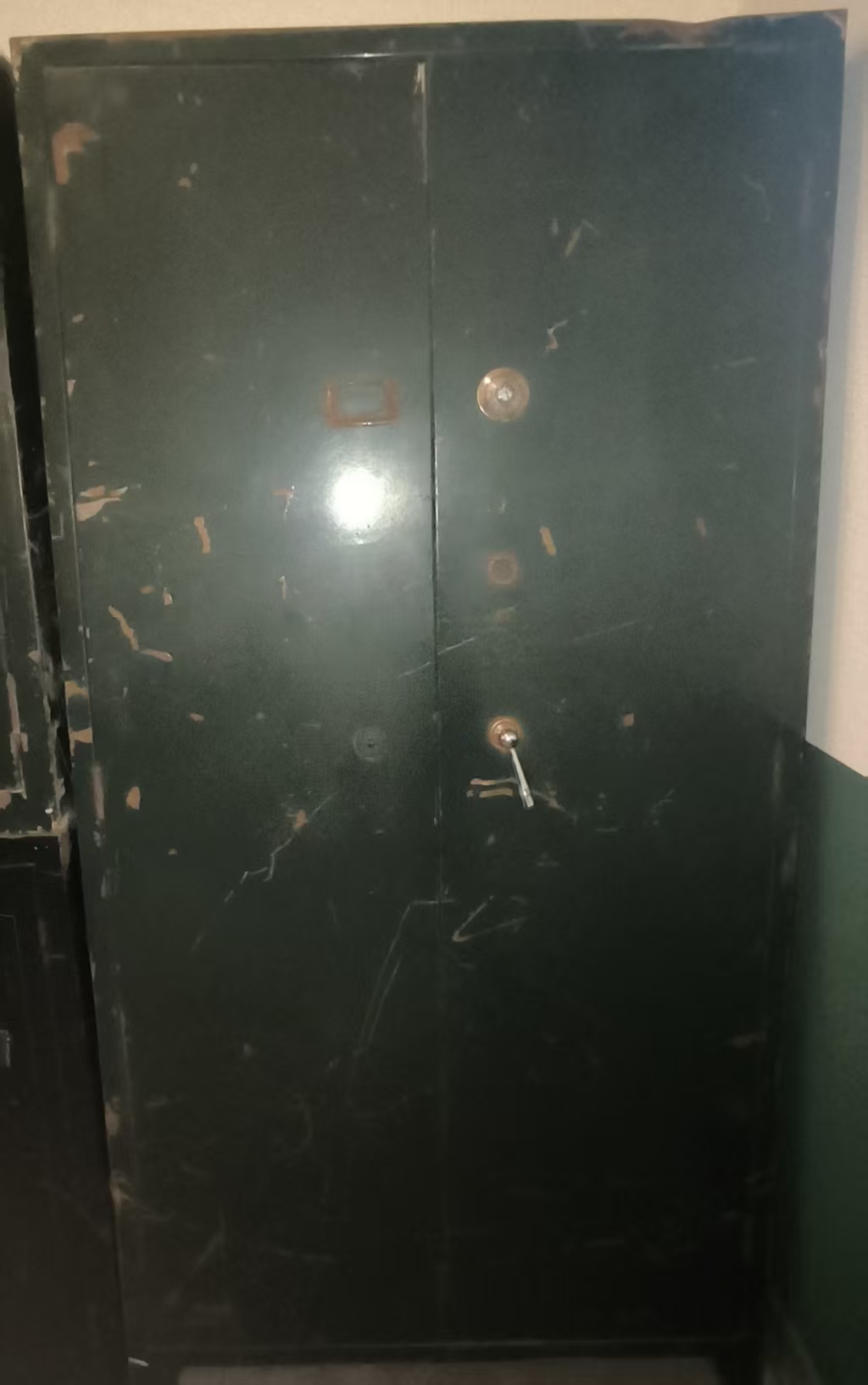 双开门铁皮柜