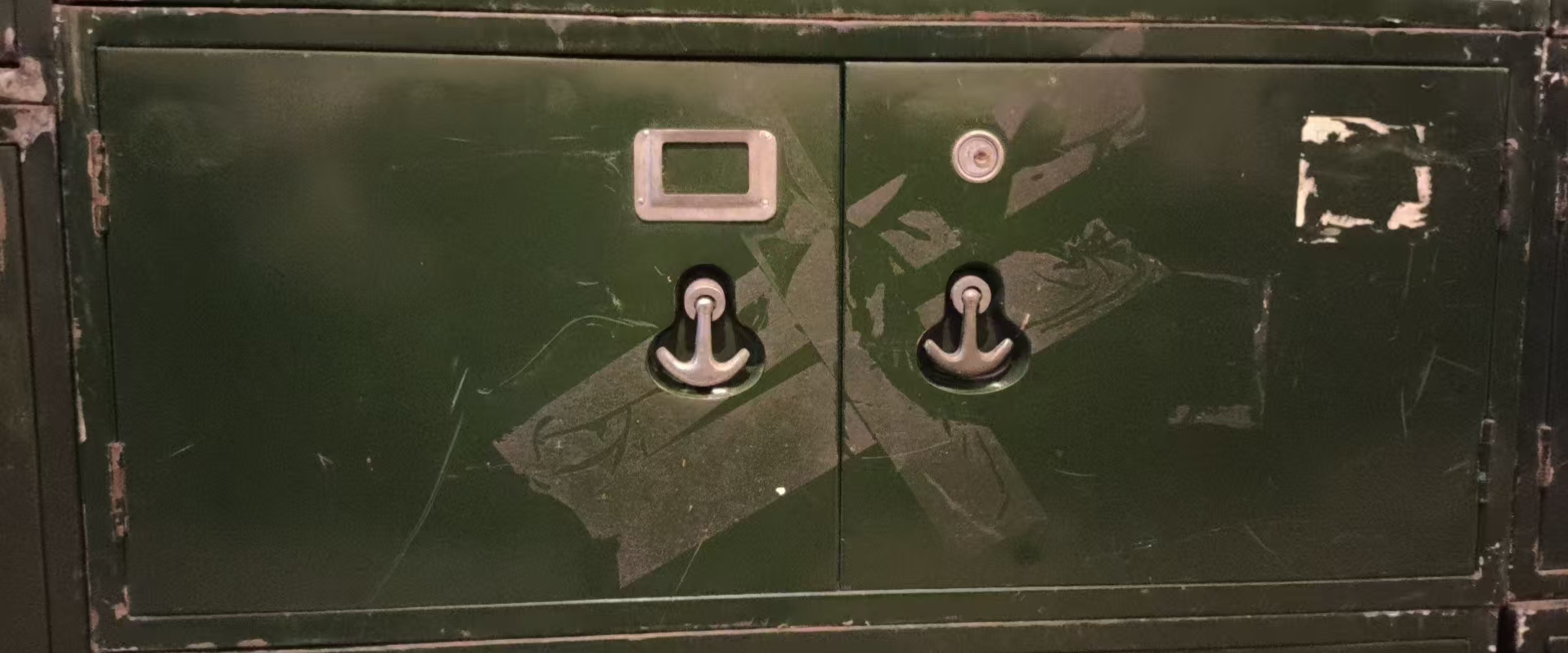 双开门小铁皮柜