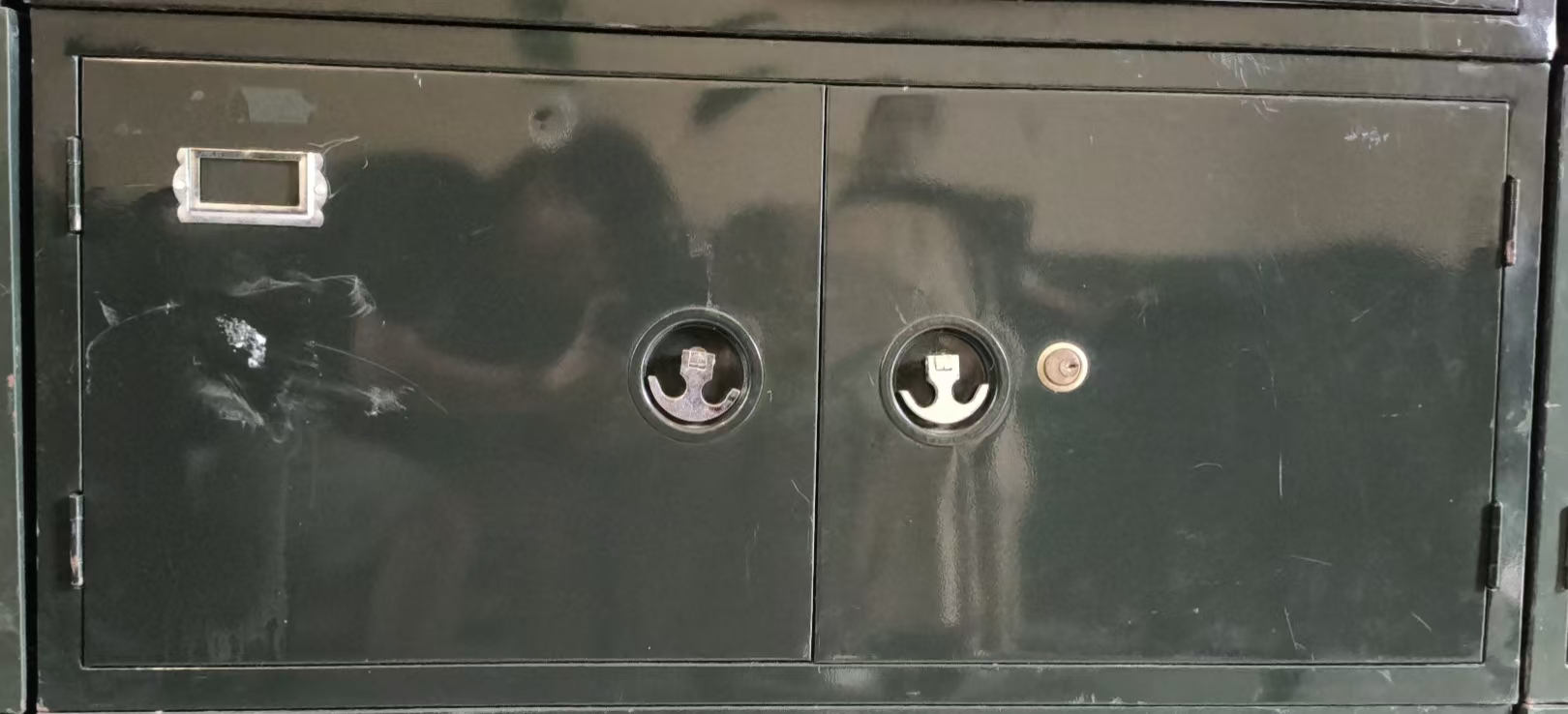 双开门小铁皮柜