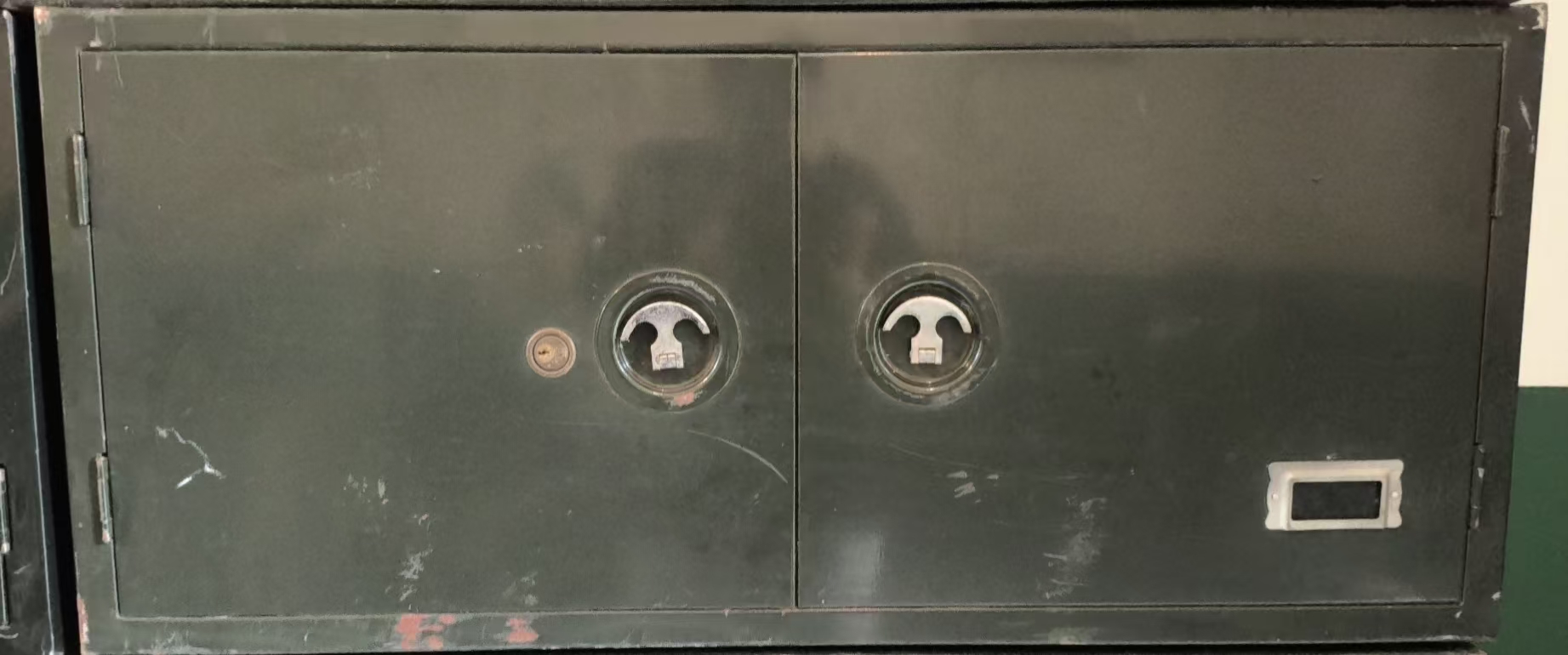 双开门小铁皮柜