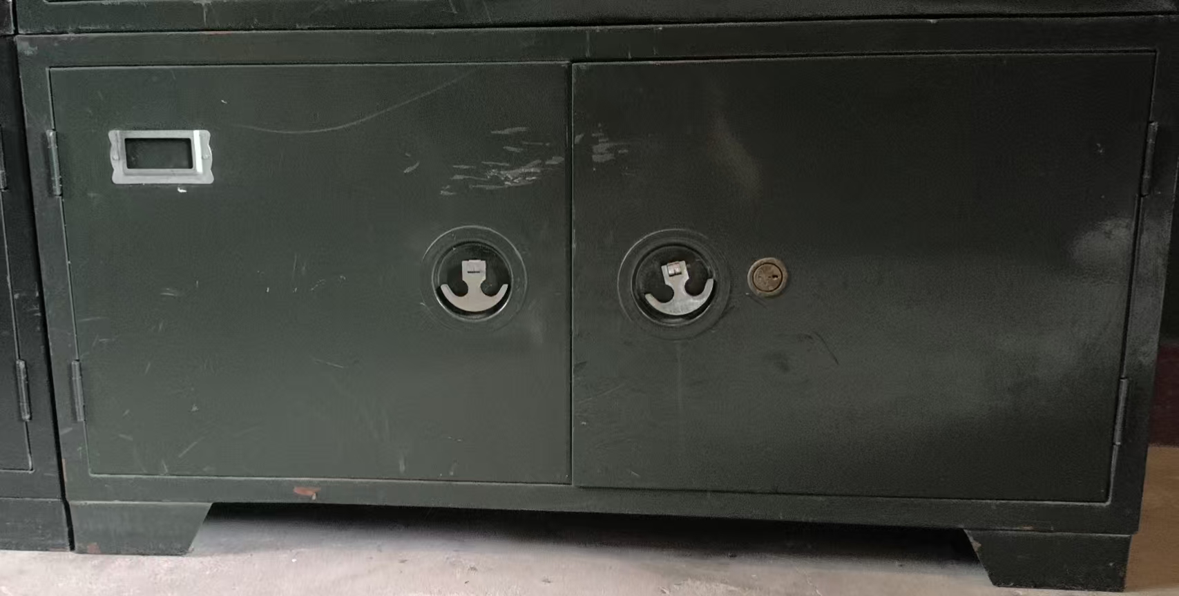 双开门小铁皮柜