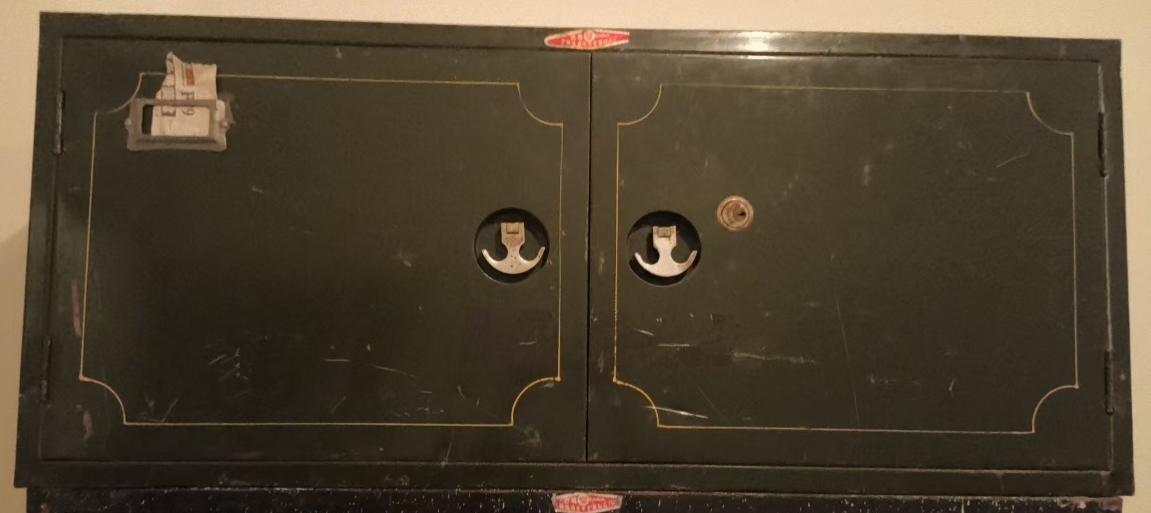 古盾牌金属柜