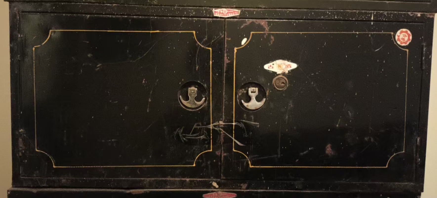 古盾牌金属柜