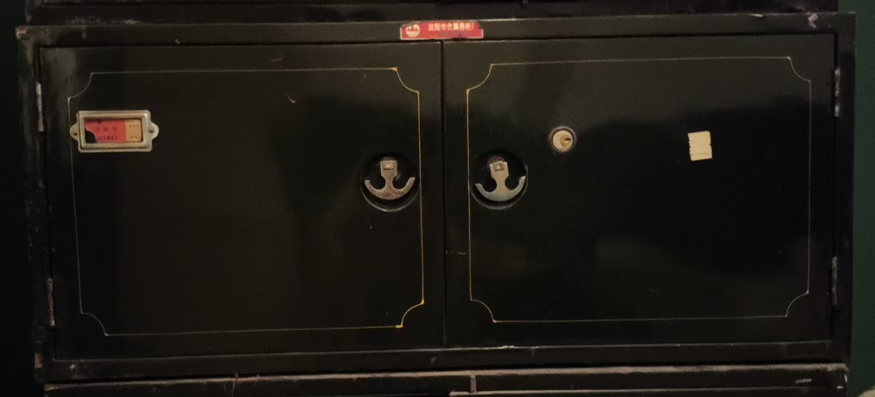 古盾牌金属柜