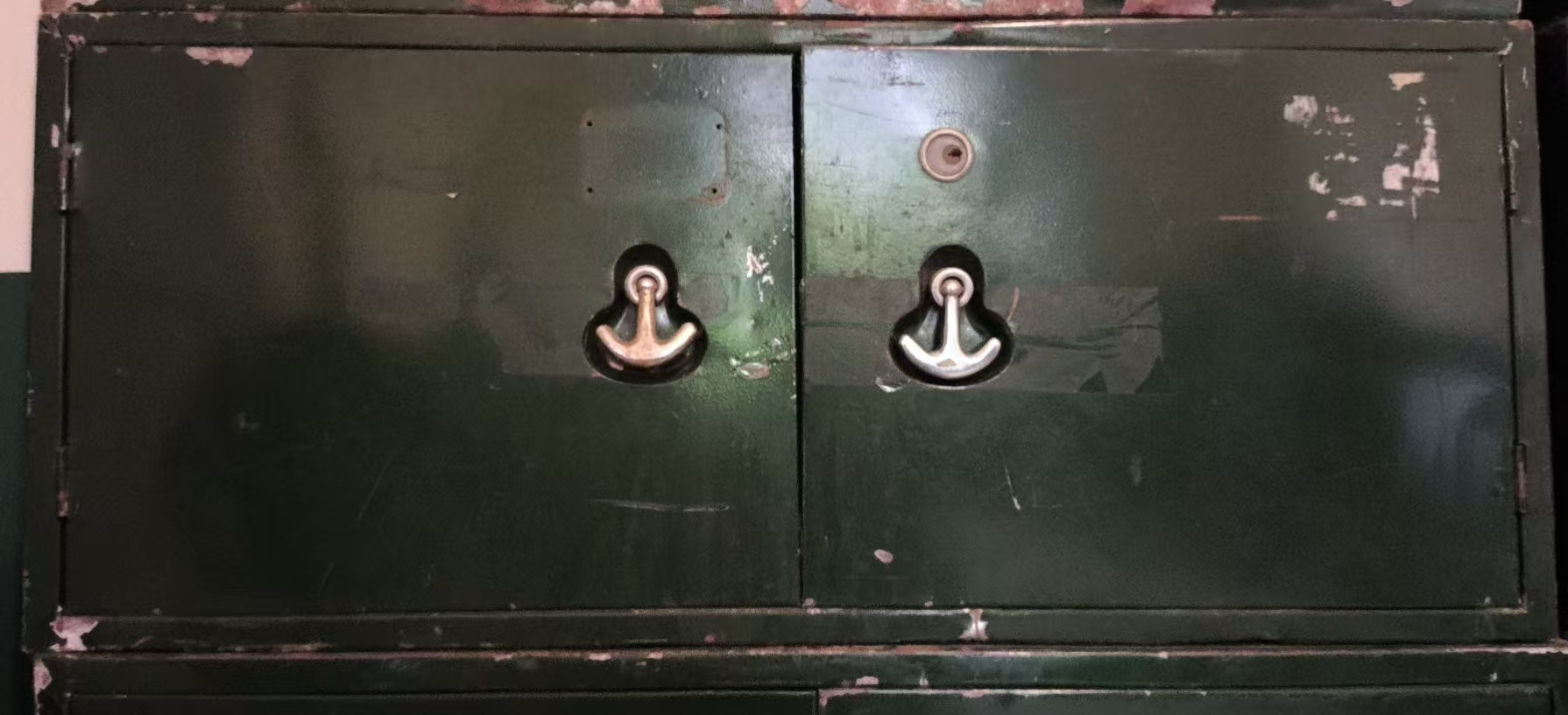 双开门小铁皮柜