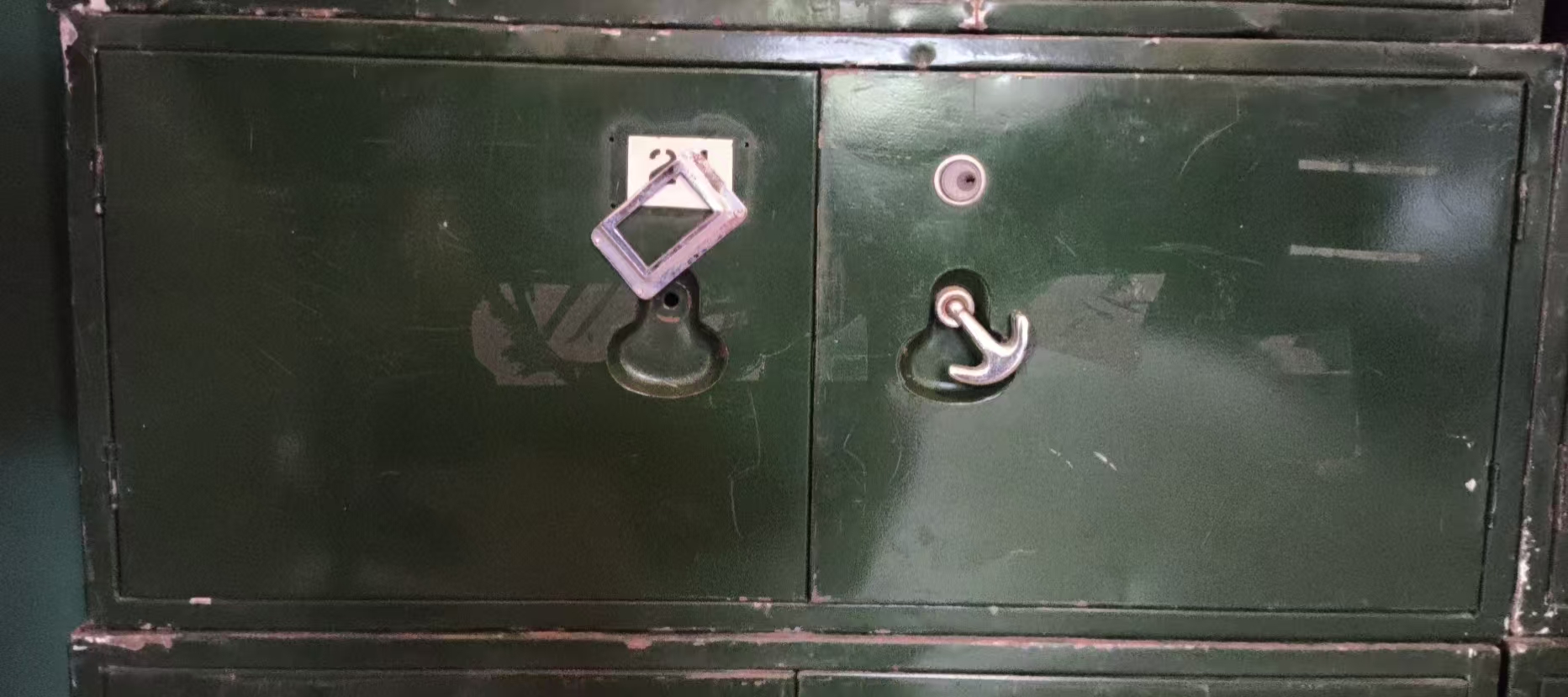 双开门小铁皮柜