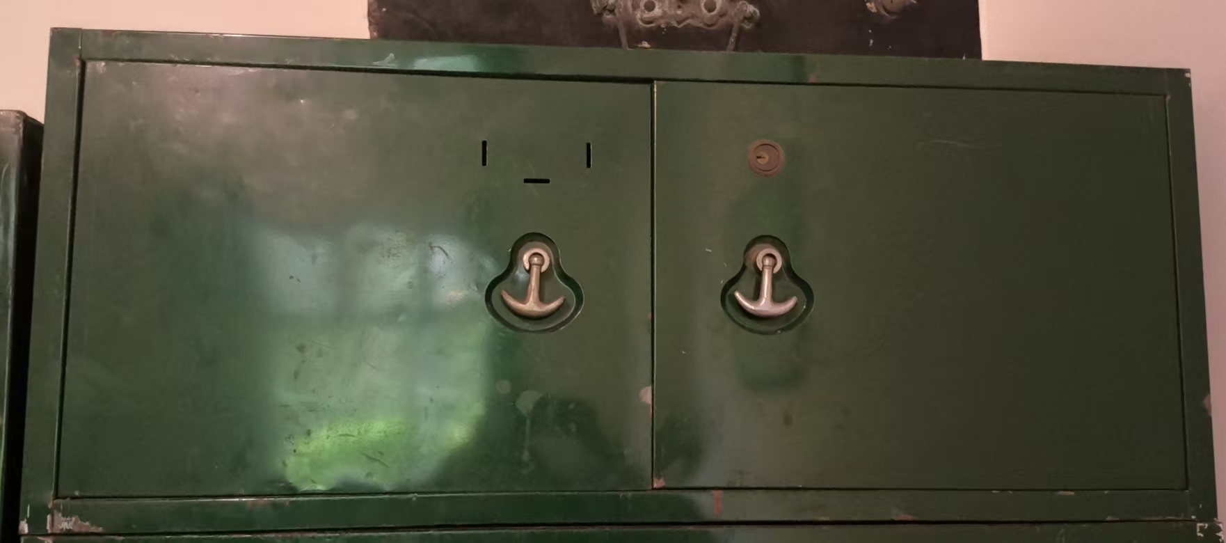 双开门小铁皮柜