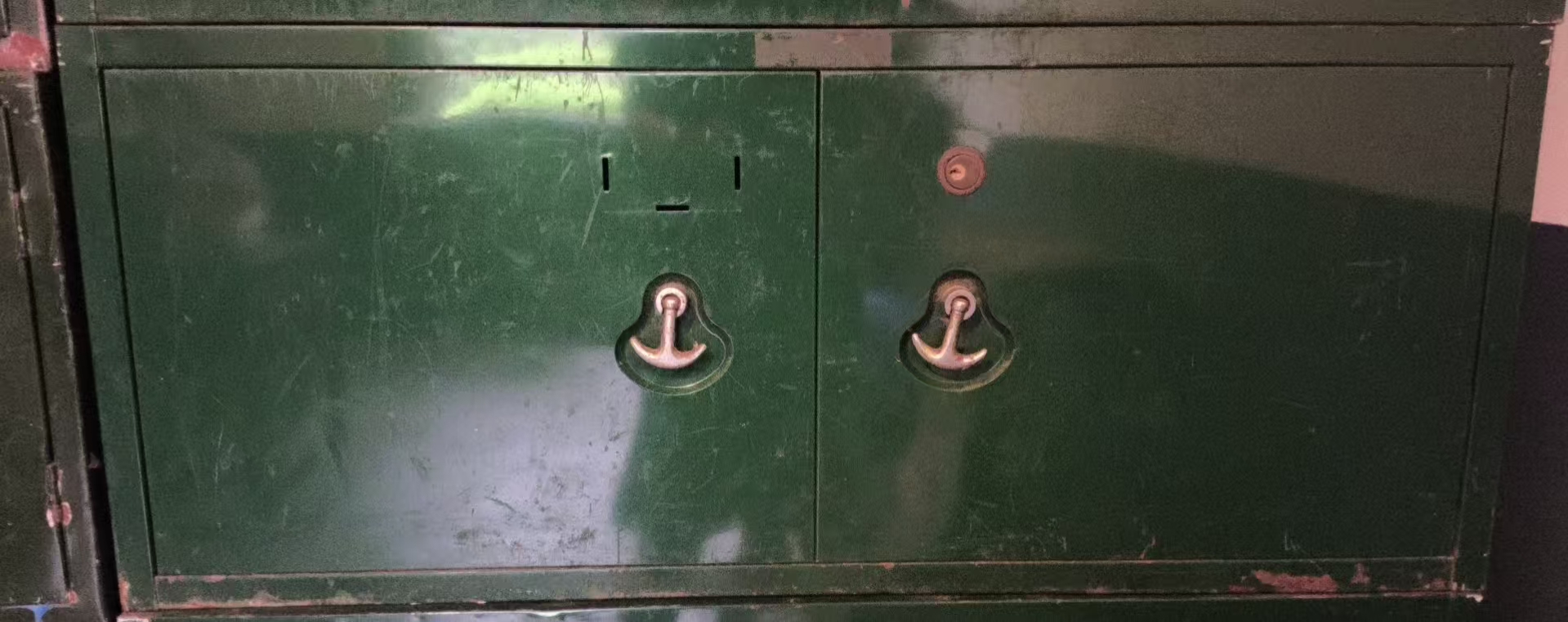 双开门小铁皮柜