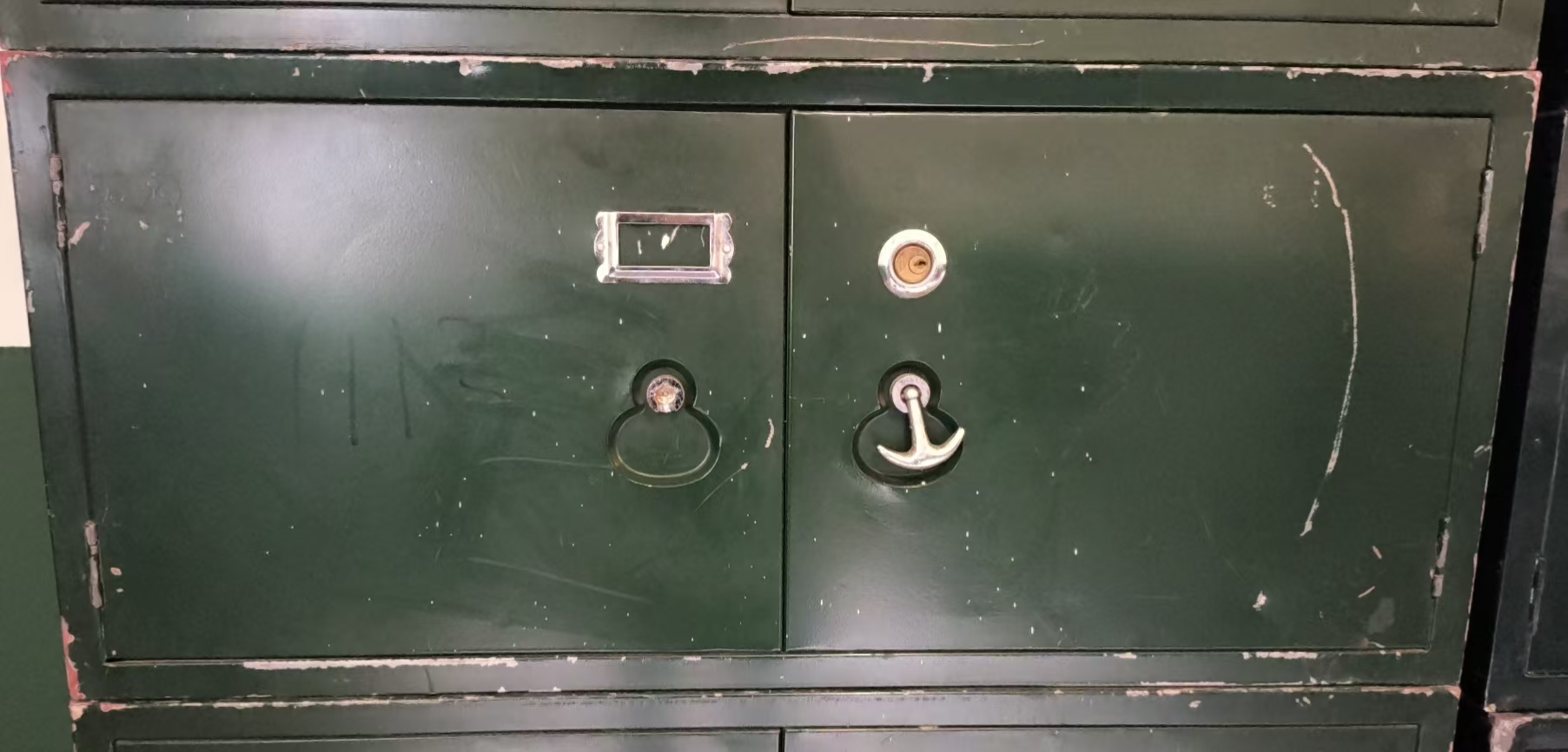 双开门小铁皮柜