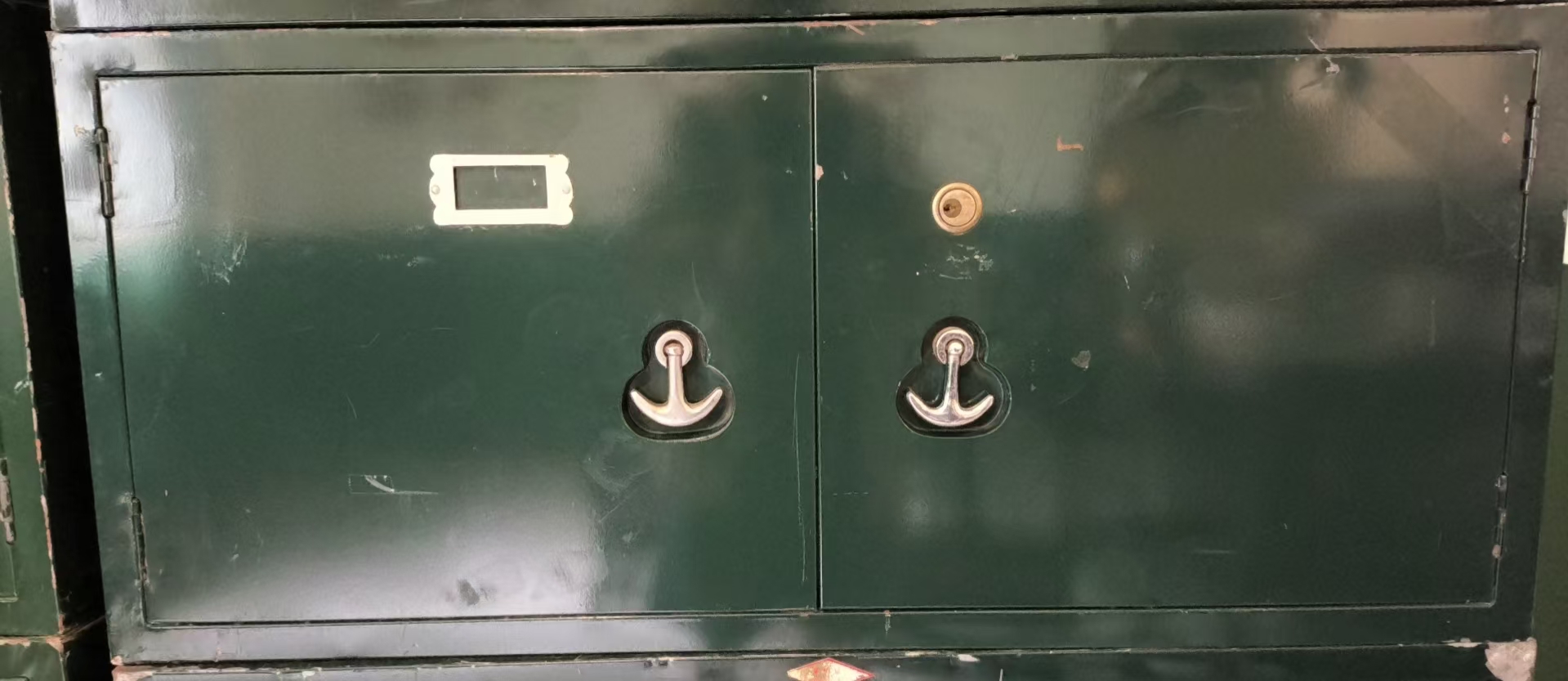 双开门小铁皮柜