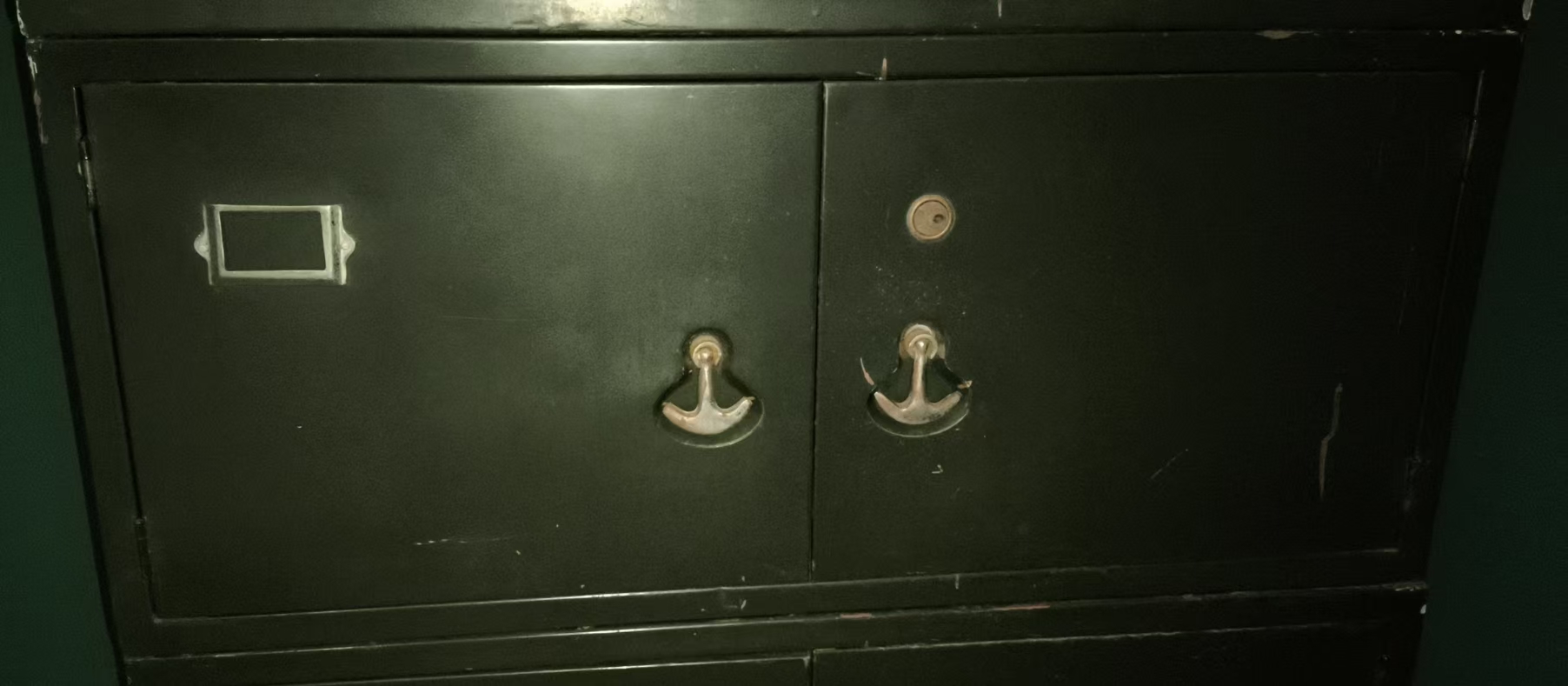 双开门小铁皮柜