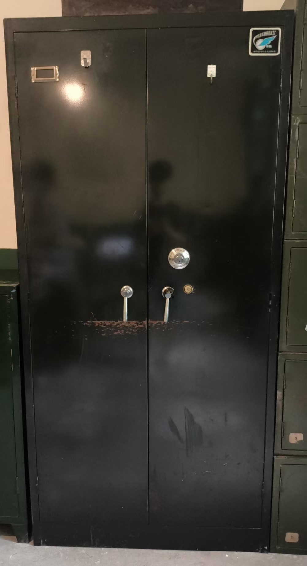 双开门铁皮柜