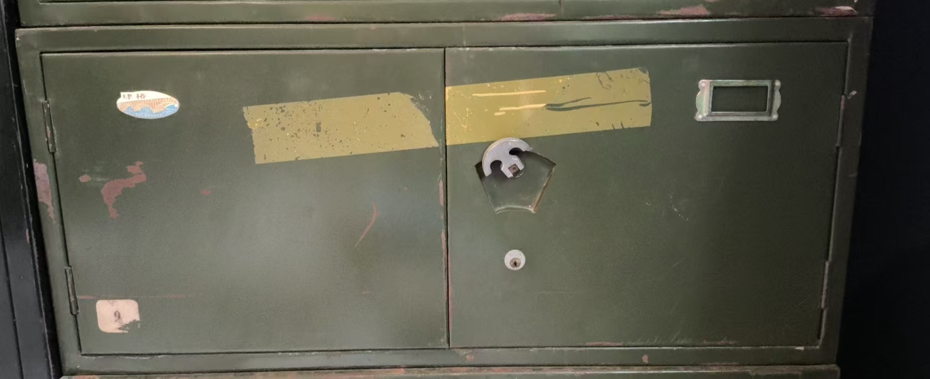 埭桥牌双开门小铁皮柜