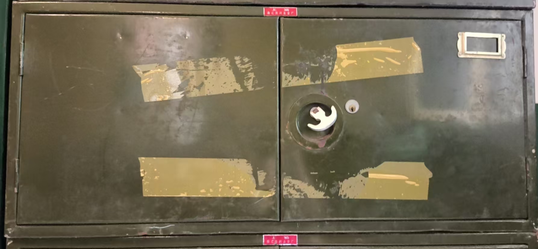 双开门小铁皮柜