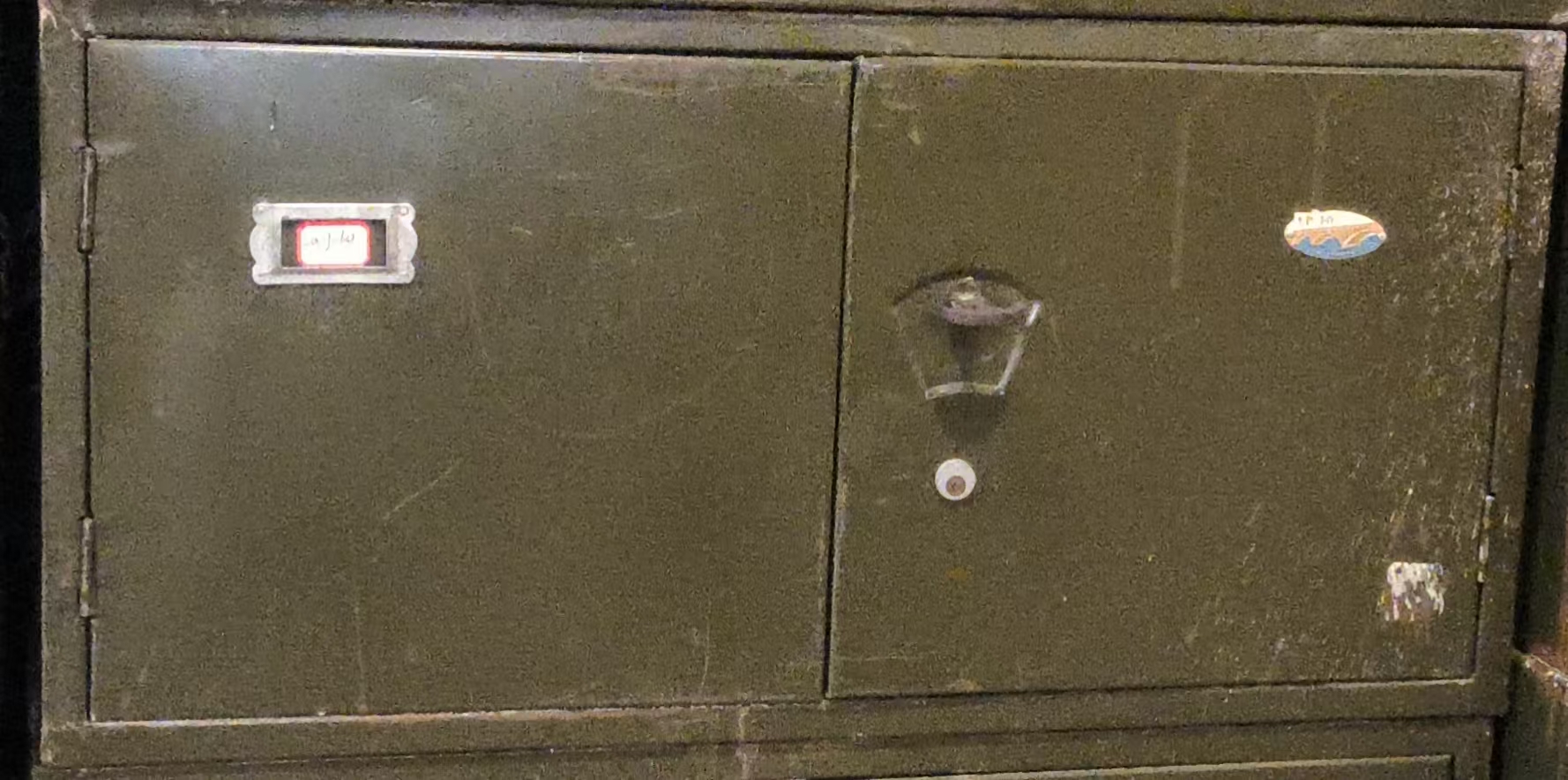 双开门小铁皮柜