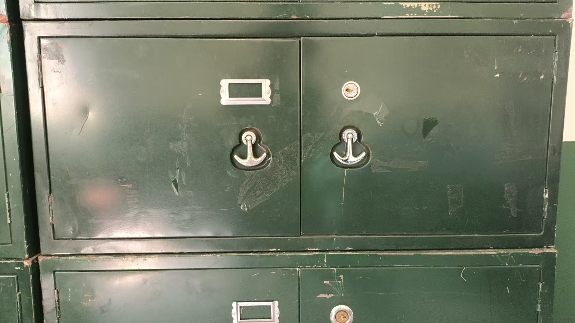 双开门小铁皮柜