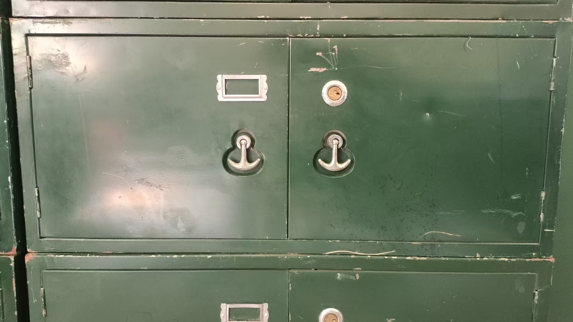 双开门小铁皮柜