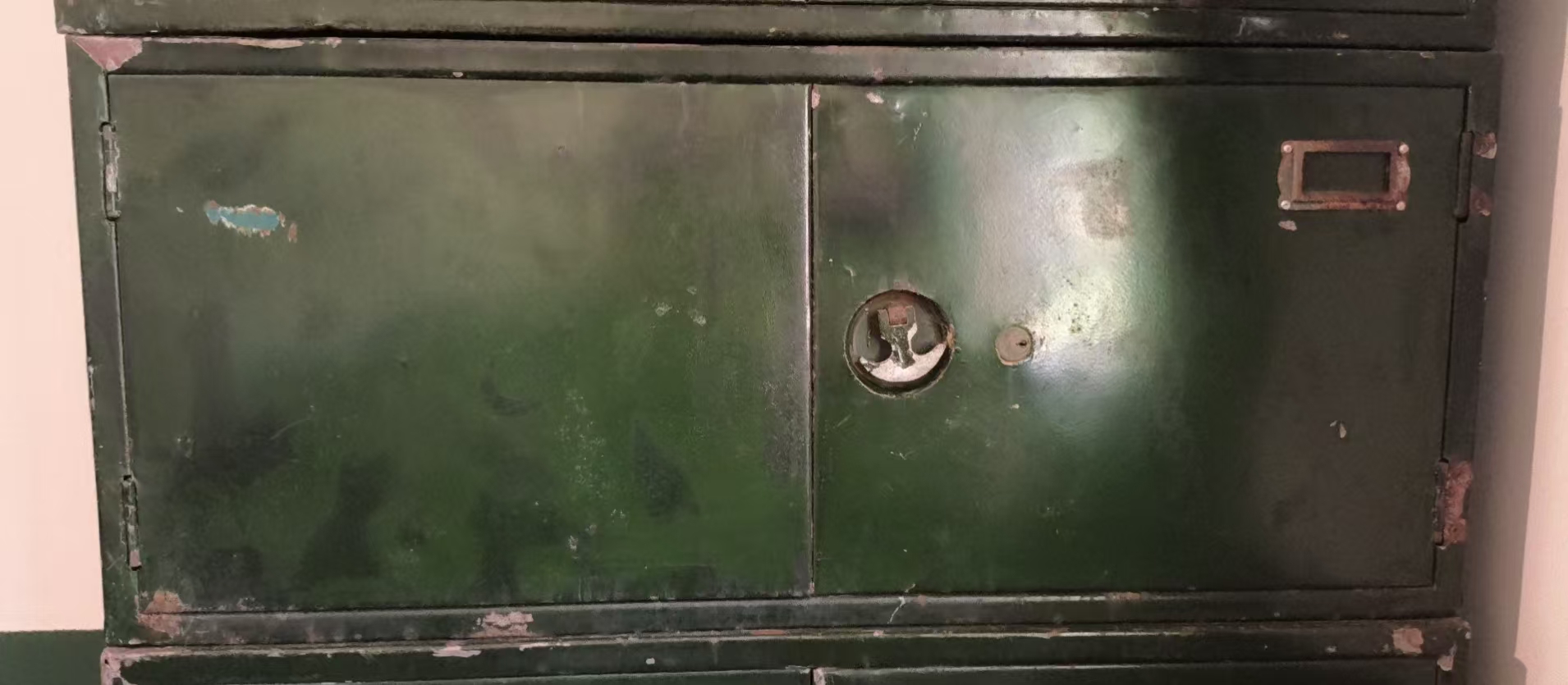 双开门小铁皮柜