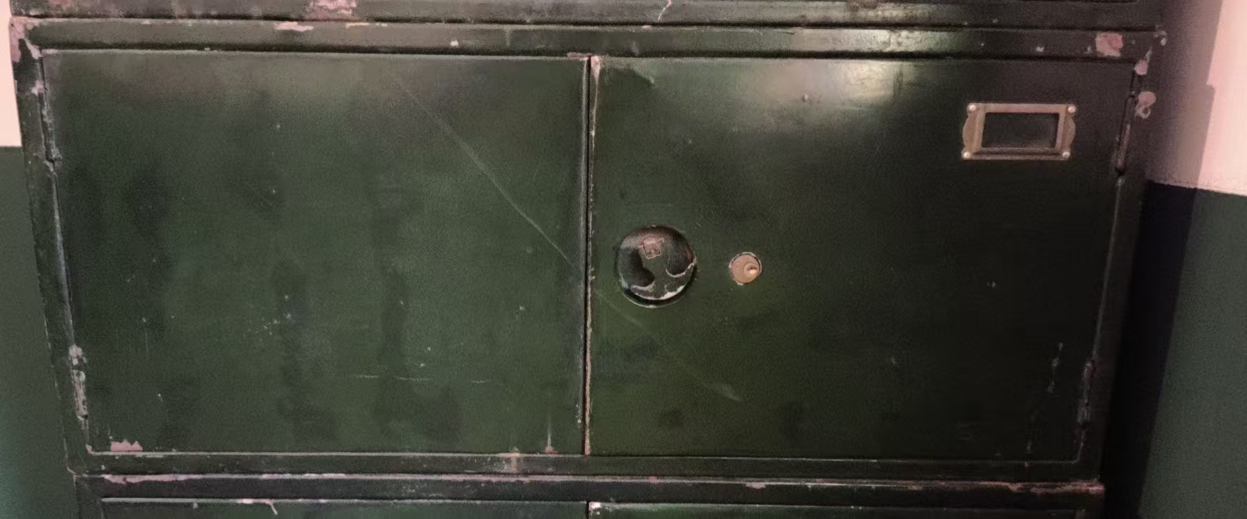 双开门小铁皮柜