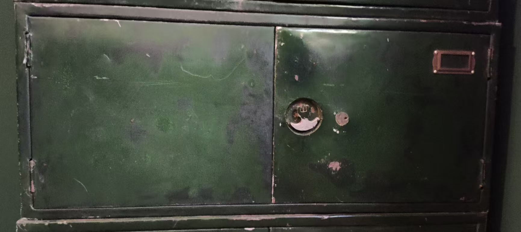 双开门小铁皮柜