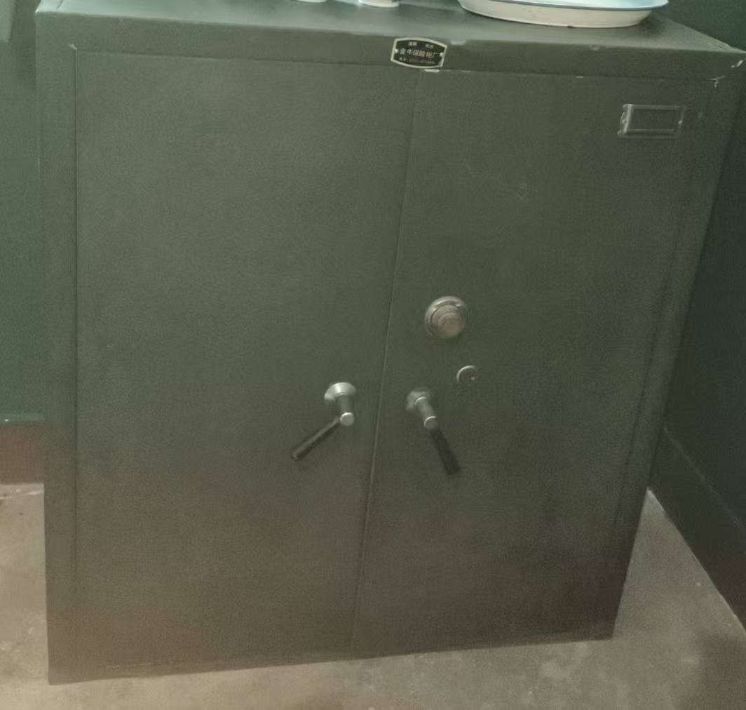 双开门铁皮柜