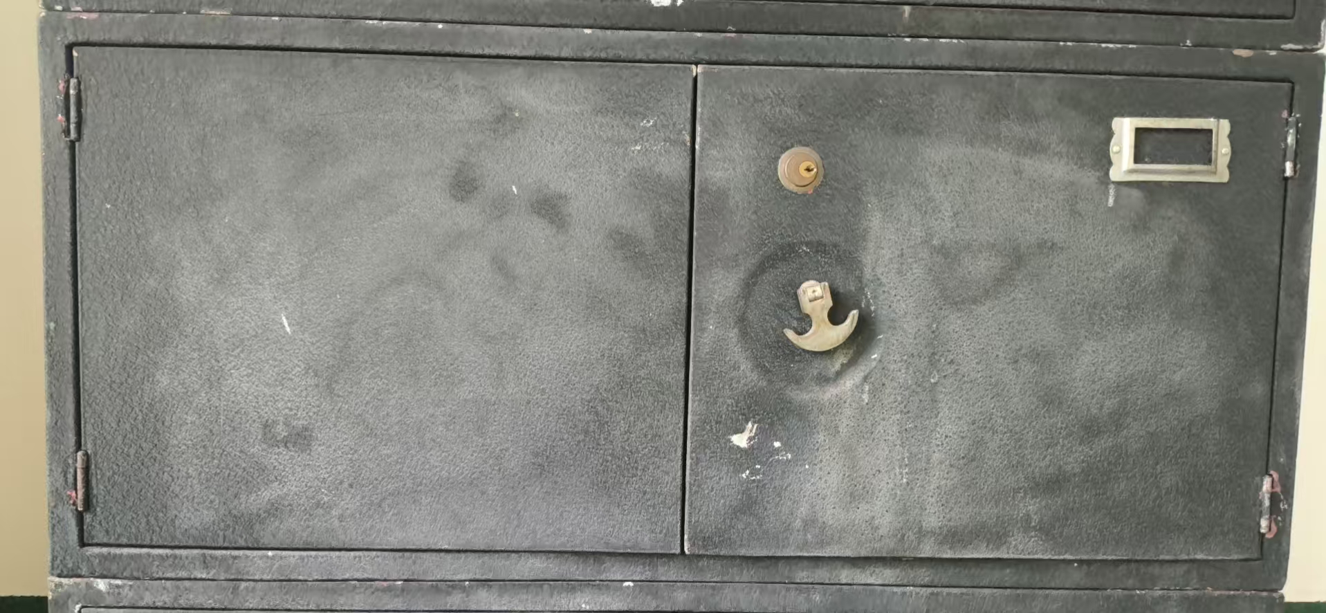 双开门小铁皮柜