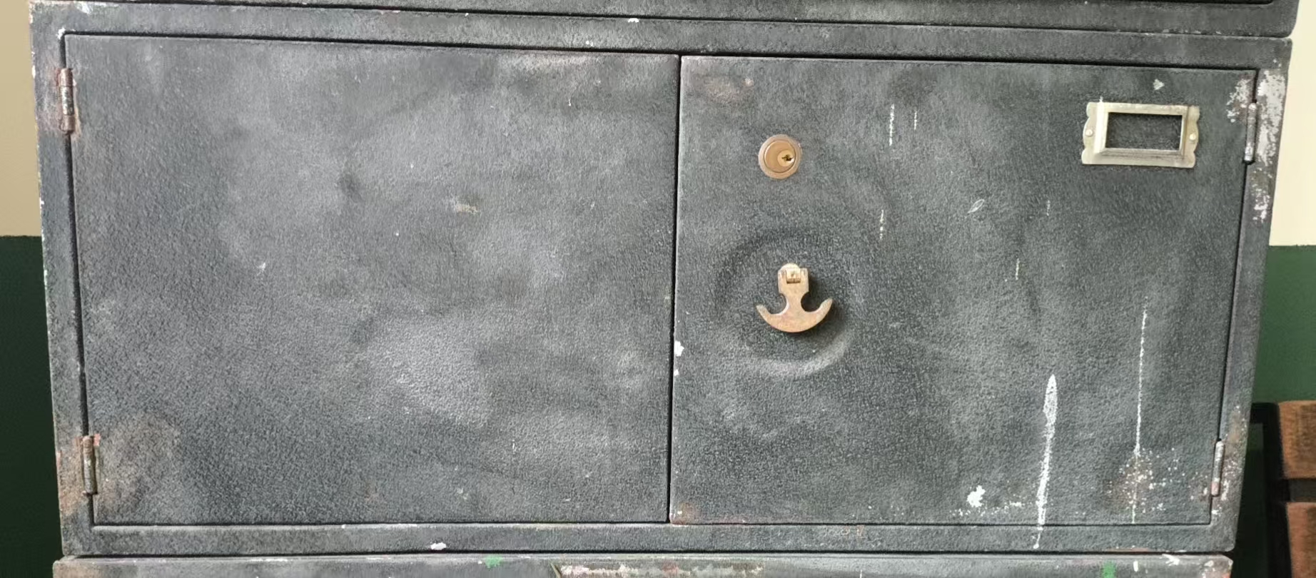 双开门小铁皮柜